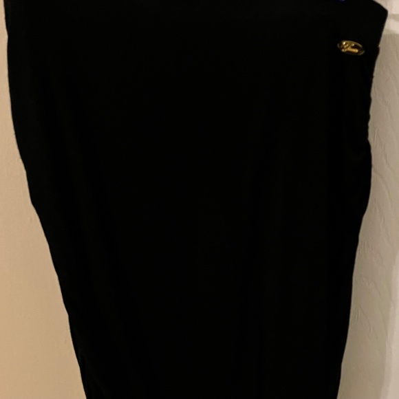 *SOLD* Guess skirt - Picture 1 of 4